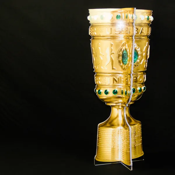 Pokal als Objekt hinter farblosem Plexiglas – Galerie-Print Hamburg