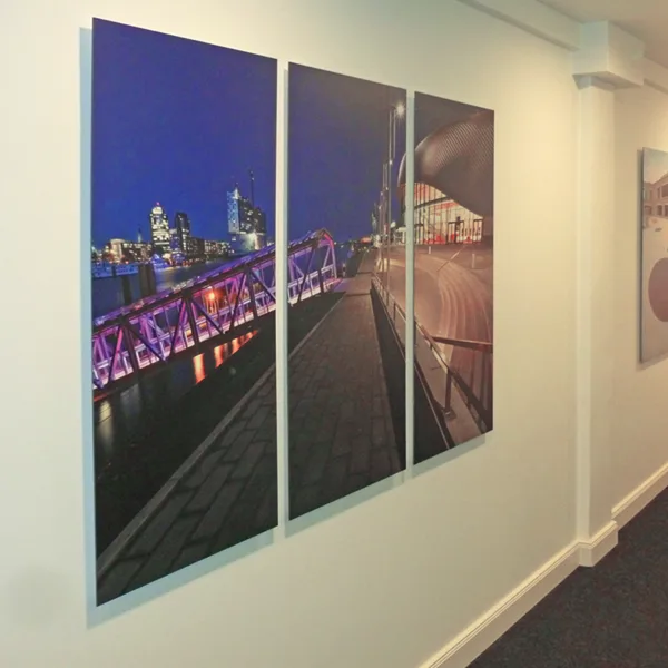 Hamburg-Skyline bei Nacht als dreiteiliges Wandbild auf Alu-Dibond im Flur – Bilderdruck Hamburg