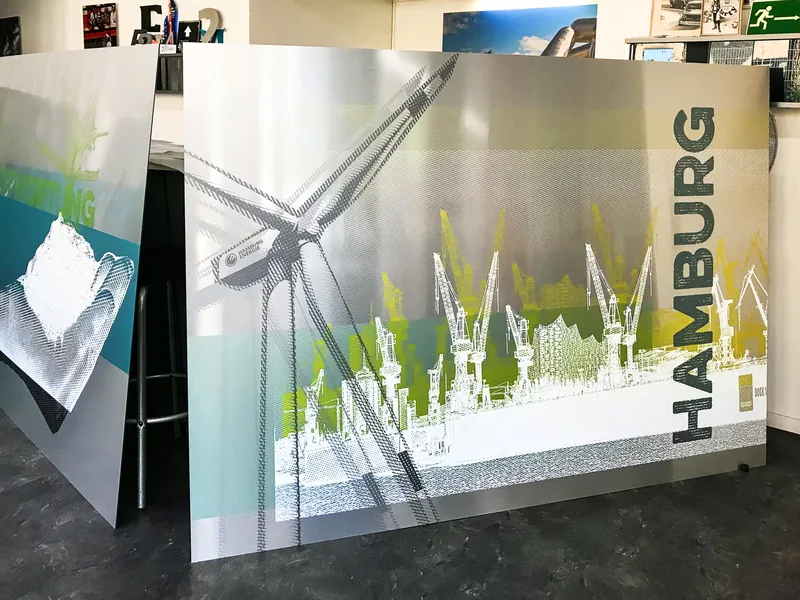 UV-Direktdruck mit Weißdruck – Hamburg-Motiv mit weißen Kranen auf gebürstetem Aluminium, Direktdruck Hamburg
