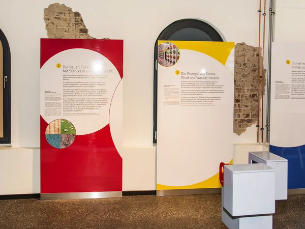 Bedruckte Präsentationsdisplays und Infostelen im Ausstellungsraum – Ladenbau-Digitaldruck Hamburg