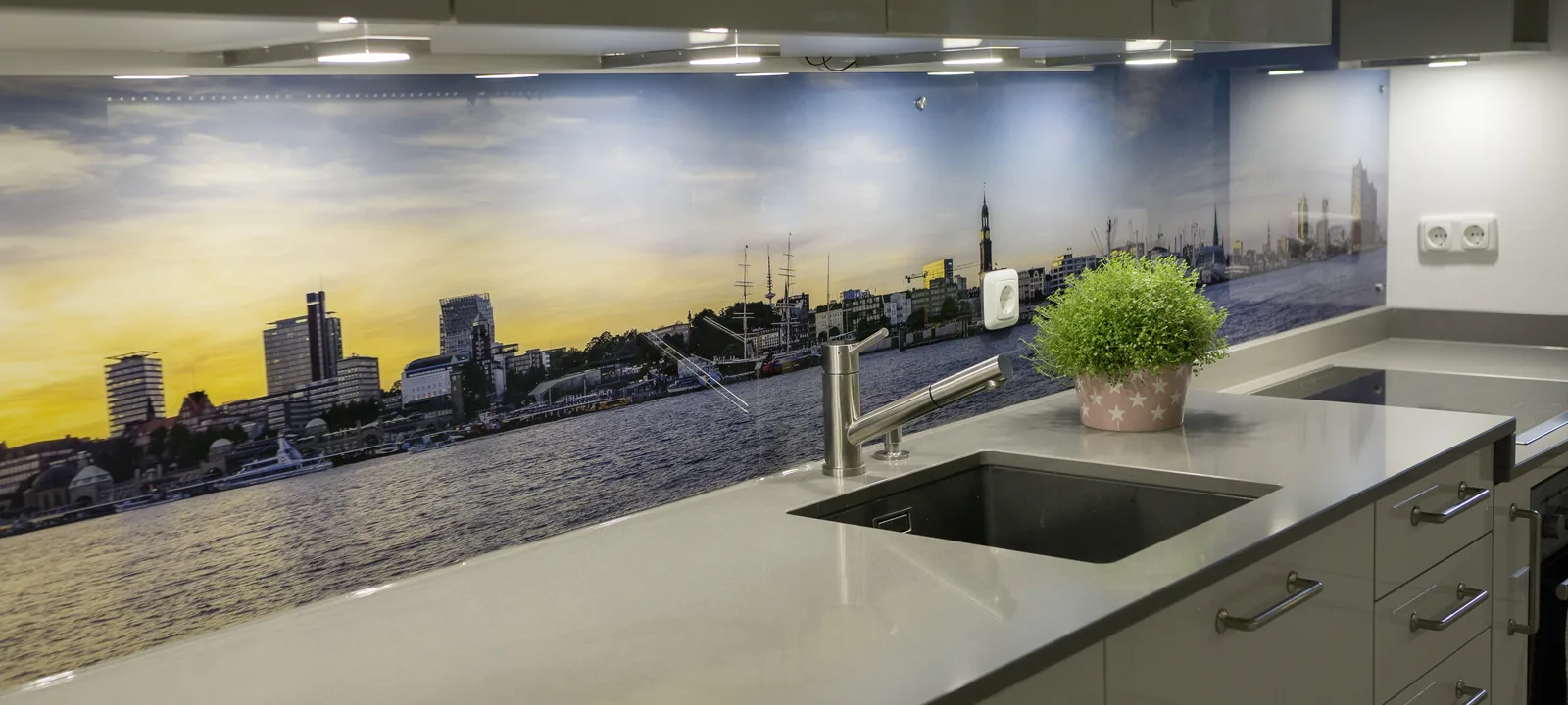 Glasdruck als Küchenrückwand – bedrucktes ESG-Glas in moderner Küche, Hamburg