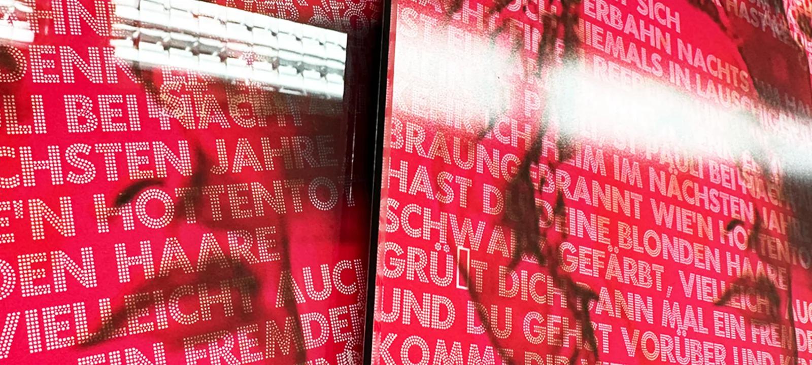 Fotodruck hinter Acrylglas als Galerie-Print – rotes typografisches Kunstmotiv mit weißer Schrift, Bilder Manufaktur Hamburg