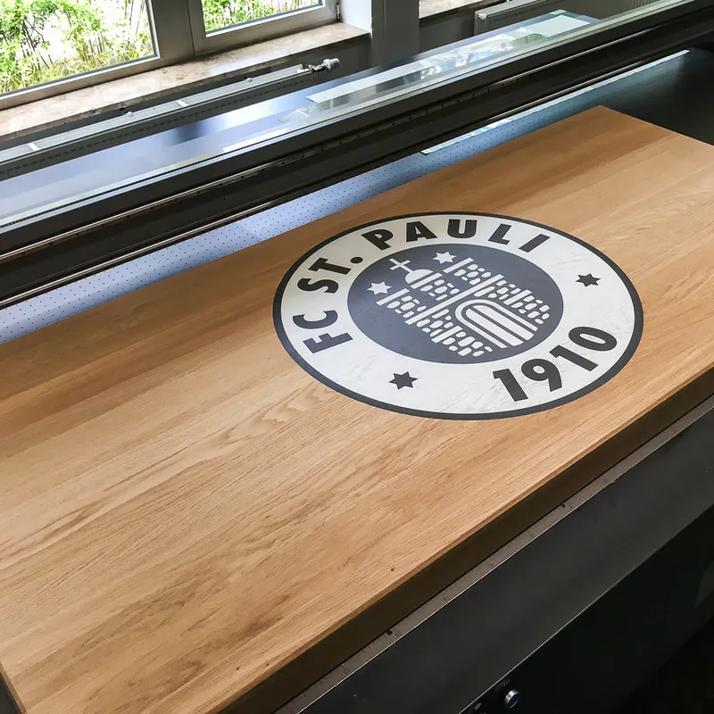 Holzdruck auf Eichen-Tischplatte mit Weißdruck – Hamburg