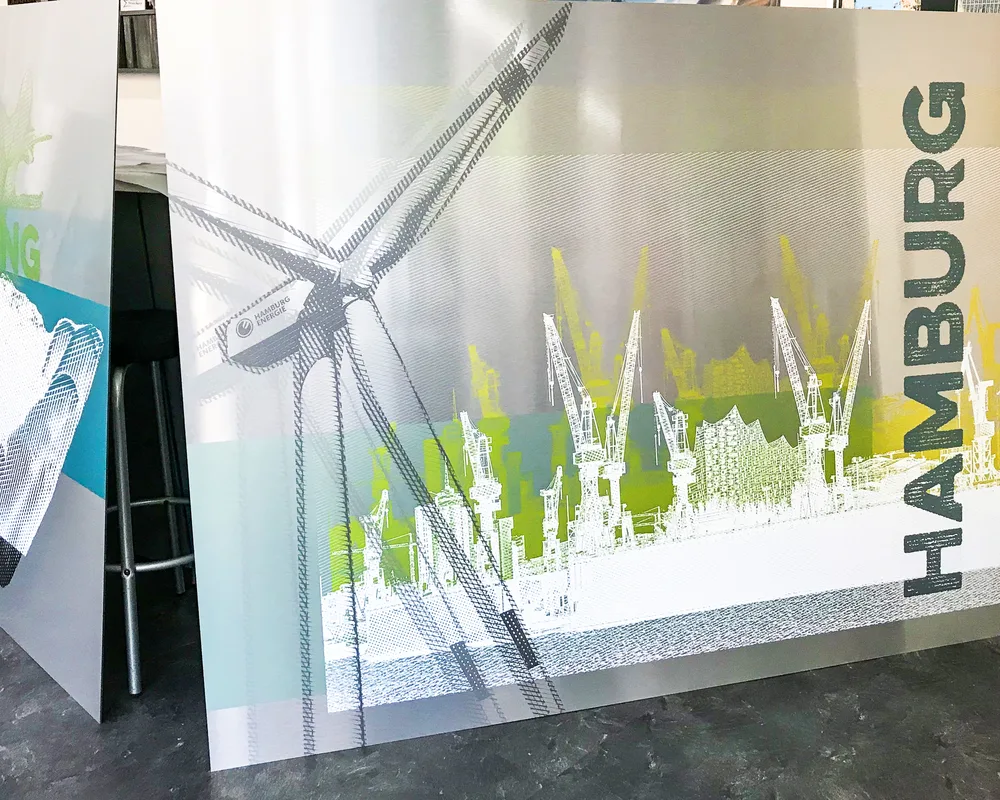 UV-Direktdruck mit Weißdruck auf silber gebürstetem Alu-Dibond – Hamburg-Motiv mit Windrad, Hafenkränen und Schriftzug HAMBURG
