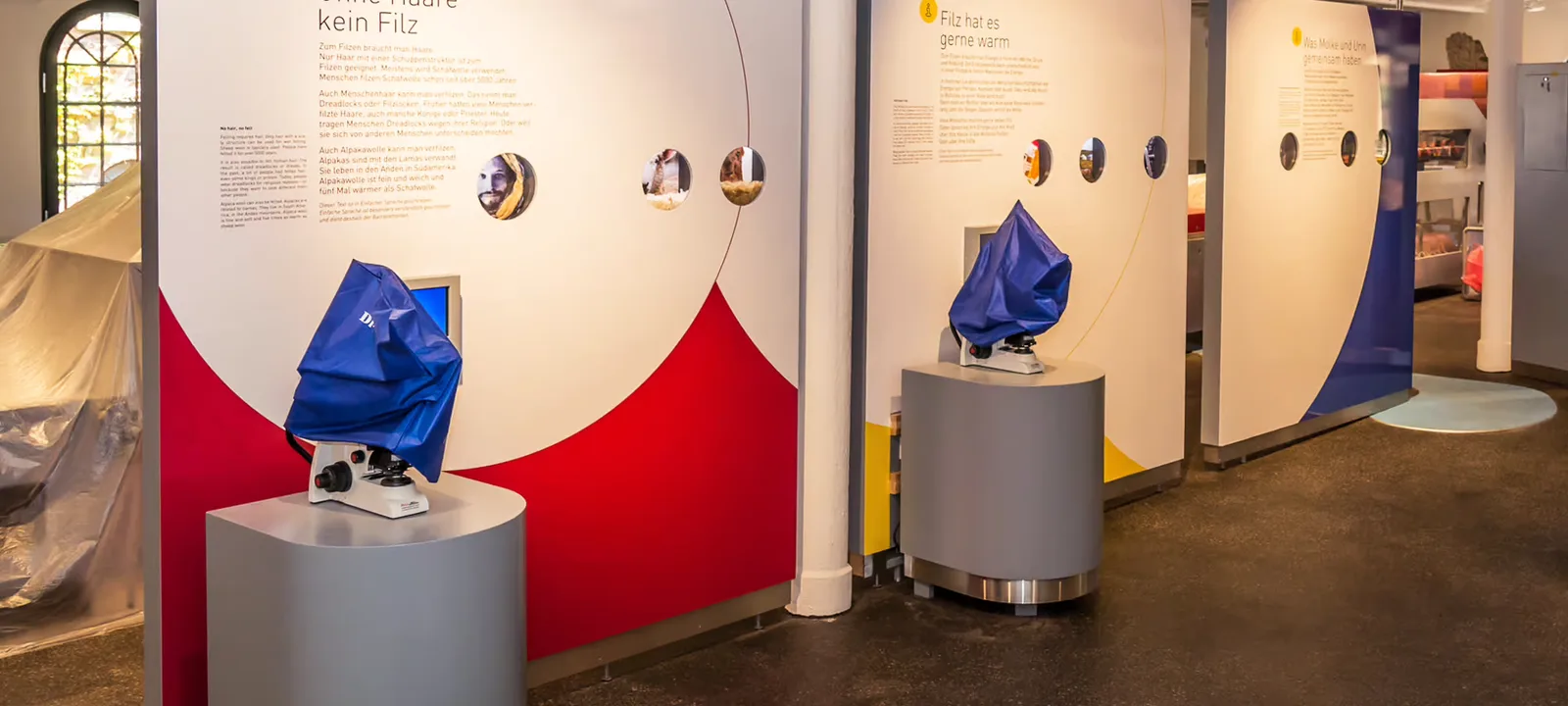 Bedruckte Wände und Exponate auf einem Messe- und Ausstellungsstand – Digitaldruck für Messebau und Events, Hamburg
