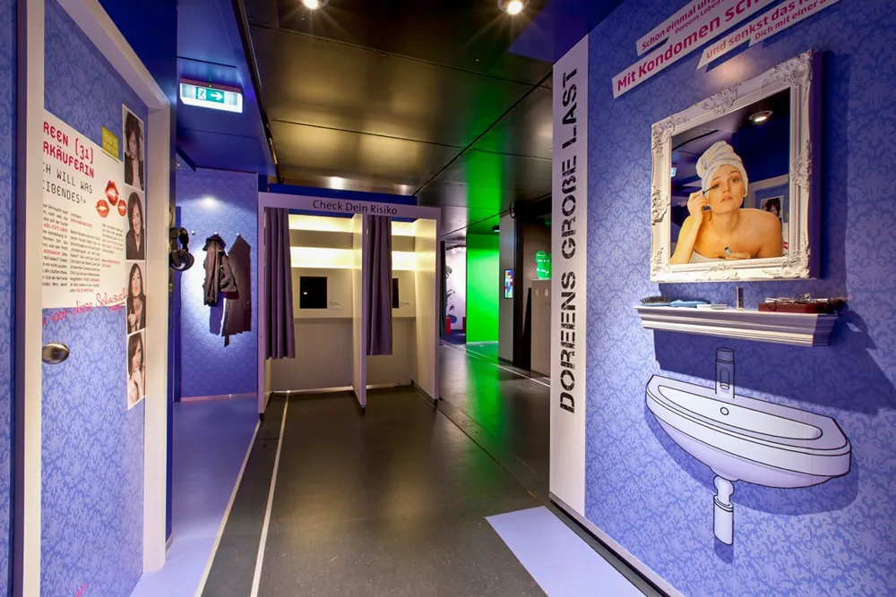 Ausstellungsgang mit bedruckten Wandflächen, Infotafeln und Beschilderung in Hamburg – Digitaldruck für Museen