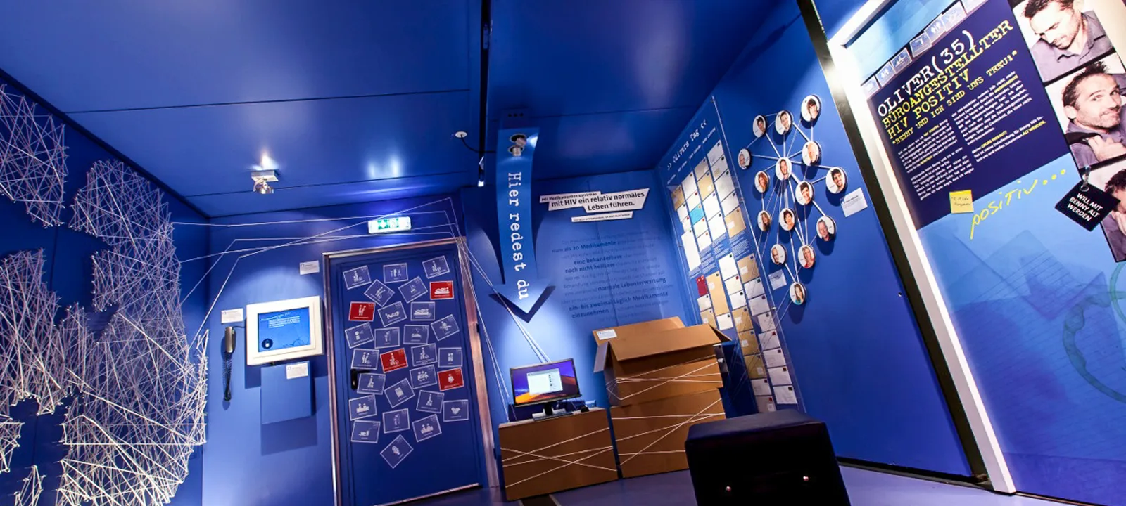 Bedruckte Wände und Flächen in einem immersiven Ausstellungsraum – Digitaldruck für Raumkonzepte, Hamburg