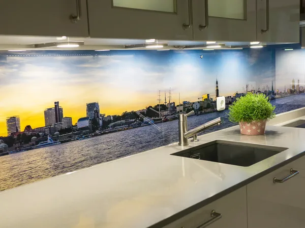 Bedruckte Küchenrückwand aus Glas mit Hamburg-Skyline – Glasdruck für private Raumkonzepte