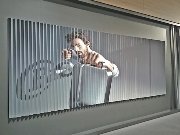 Bedruckte Lentikular-/Lamellenwand mit Porträtmotiv – Markenraum-Gestaltung per Digitaldruck, Hamburg