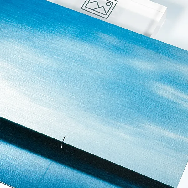 Himmelmotiv im UV-Direktdruck auf silber gebürstetem Alu-Dibond – das Metall scheint in den Wolken durch – Hamburg